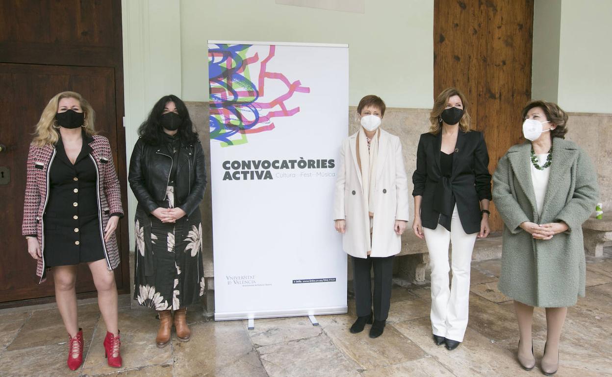 Las responsables de la Unversitat junto con las vicepresidentas de la Fundación Per Amor a l'Art y Fundación Antonio Mir. 