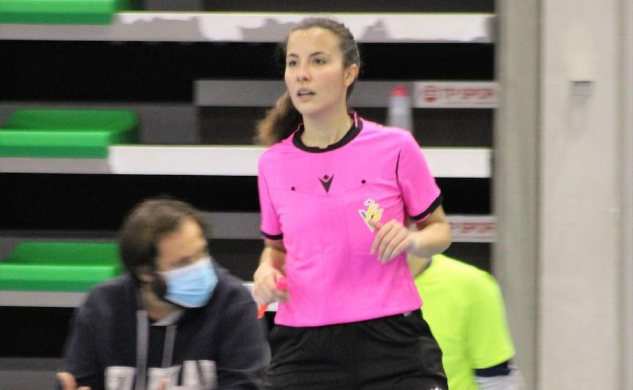 Lydia empezó a arbitrar por el ejemplo de un amigo. 