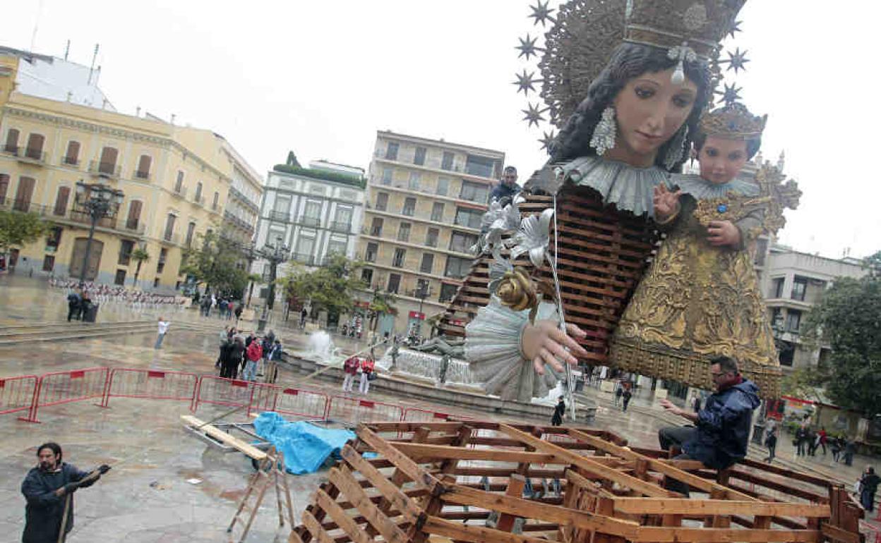 Montaje de la imagen de la Virgen para la ofrenda de las Fallas de Valencia.