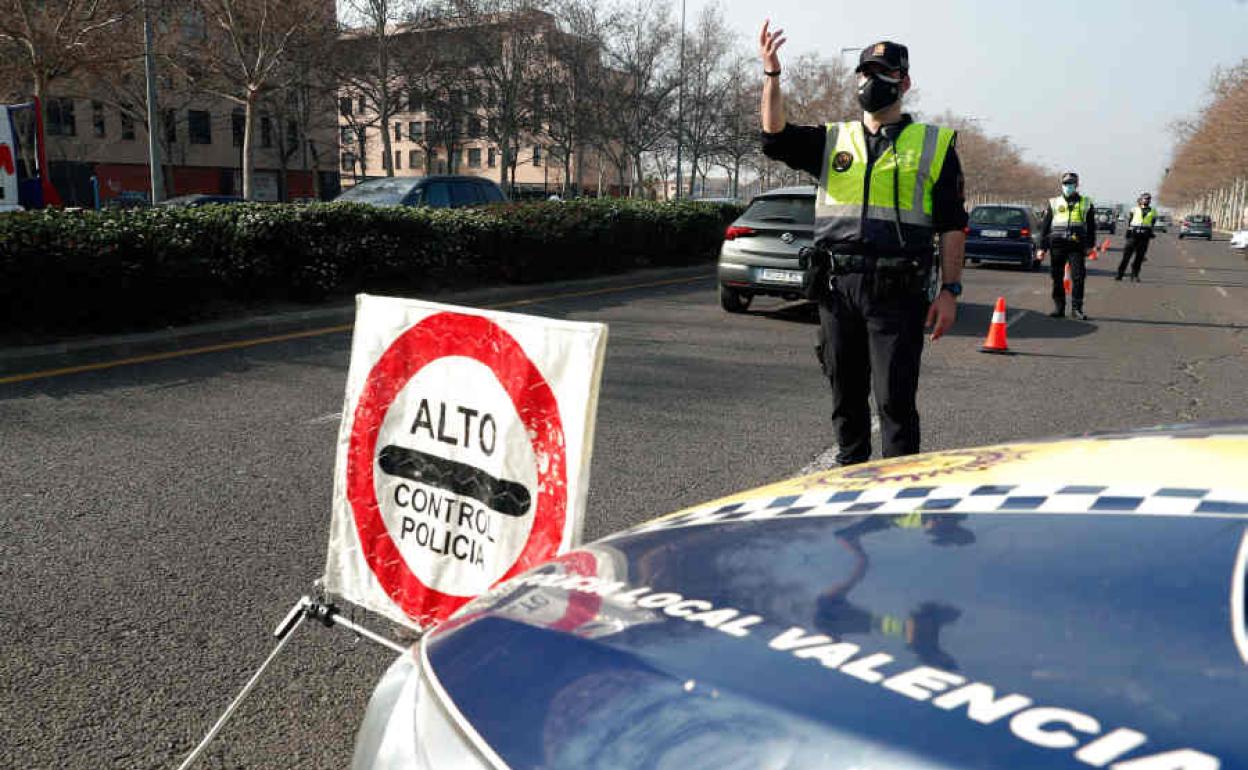 Control policial en Valencia ante un cierre perimetral en fin de semana.