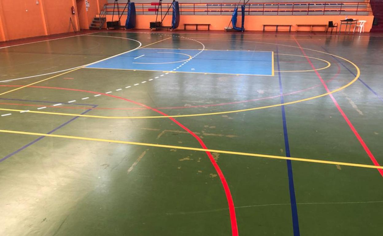 Alzira mejora el polideportivo Pérez Puig durante el cierre de las instalaciones