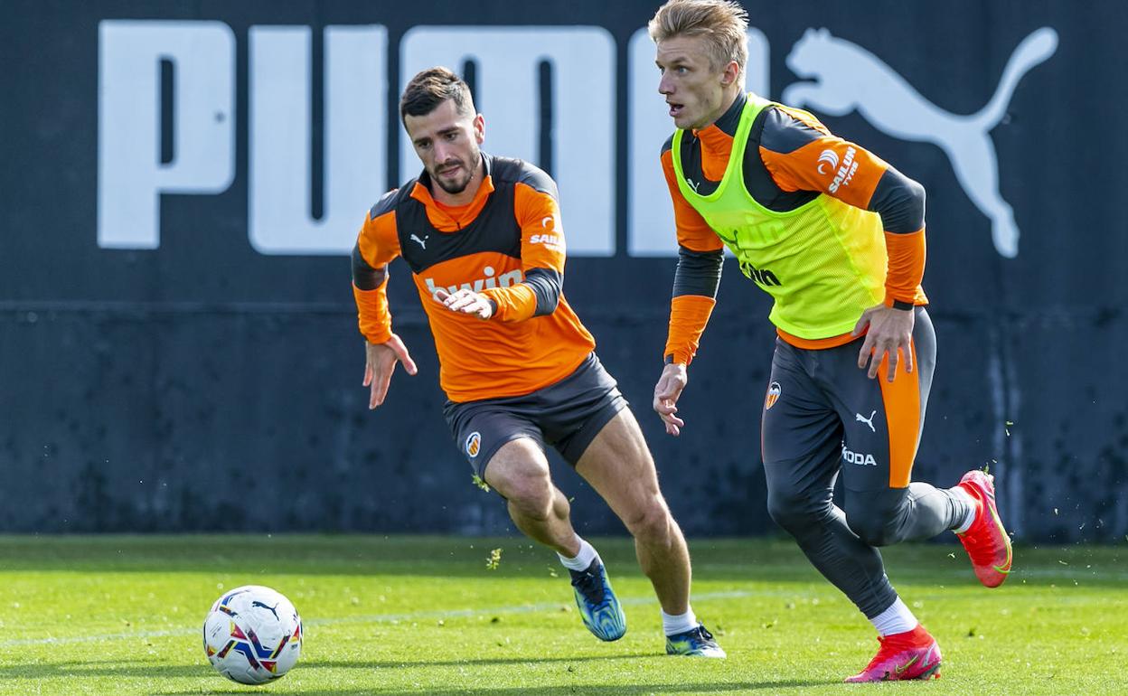 José Luis Gayà disputa un balón con Daniel Wass durante el entrenamiento de ayer en Paterna. 