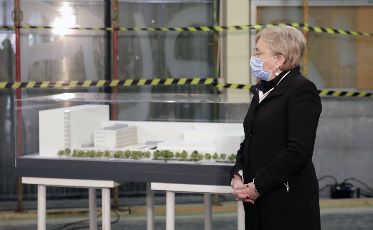 La consellera de Sanidad, Ana Barceló, junto a la maqueta del futuro hospital Clínico de Valencia.