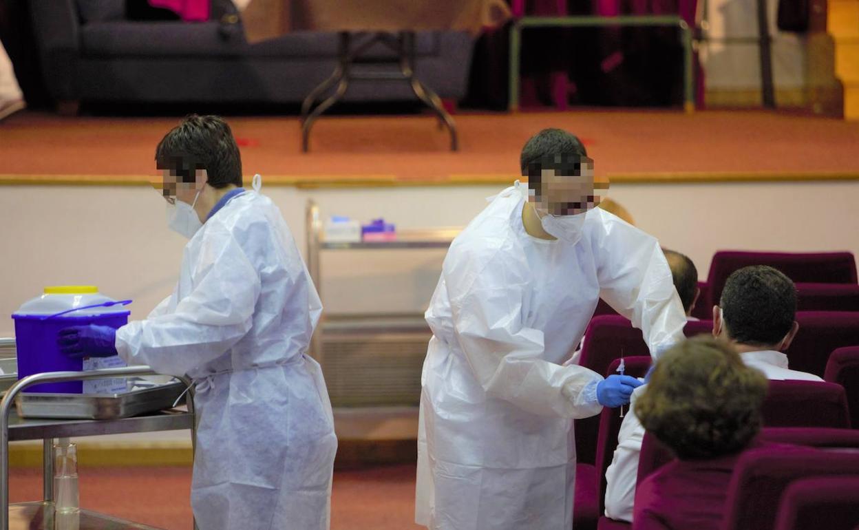 Profesionales sanitarios en un momento de la vacunación de facultativos en el Colegio de Médicos de Valencia.