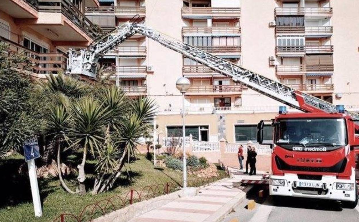 Rescate de una mujer en El Campello, este sábado. 