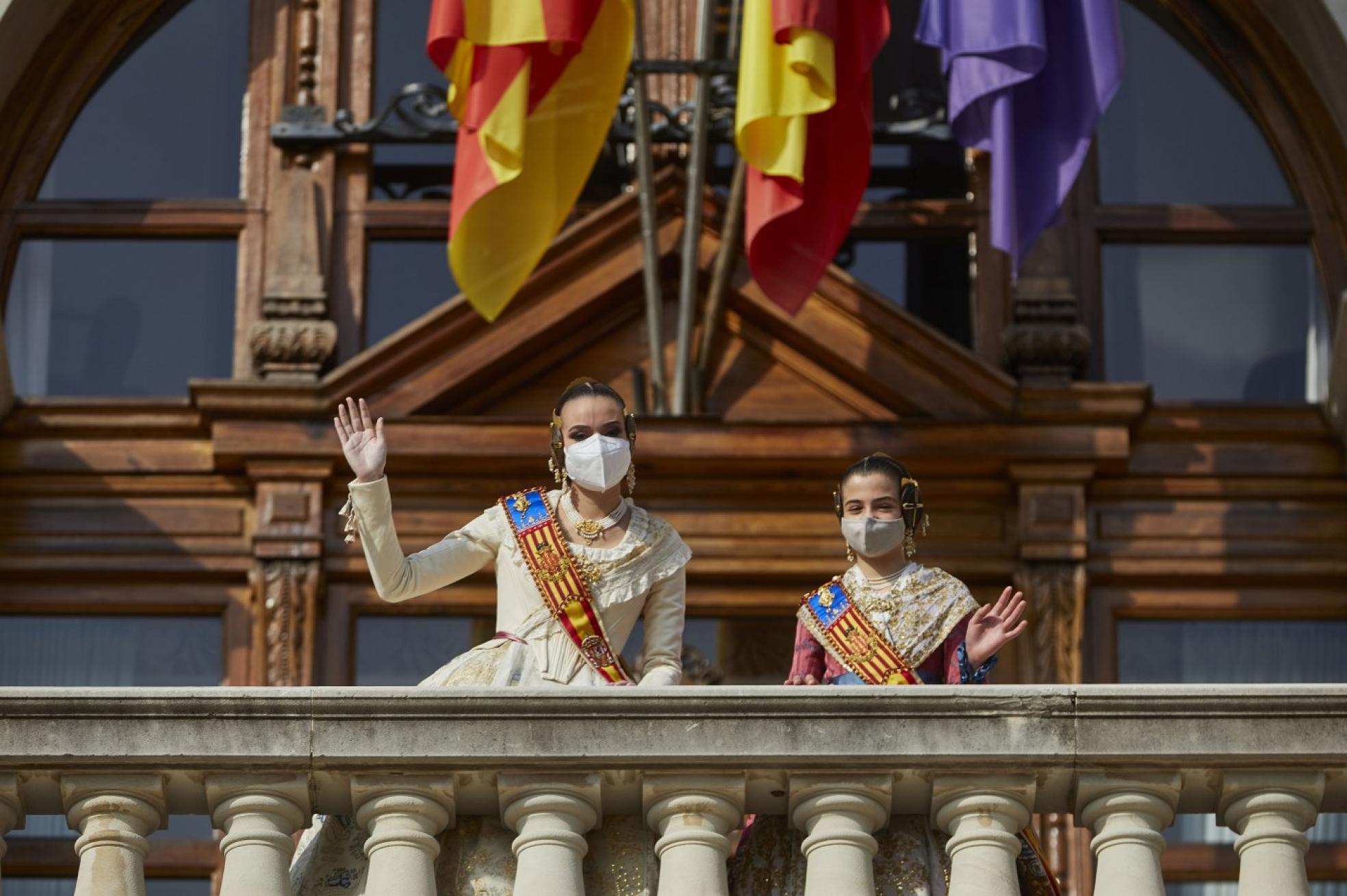 Un aliento a los falleros. Consuelo Llobell y Carla García, ayer en el balcón del Ayuntamiento. Ivan Arlandis