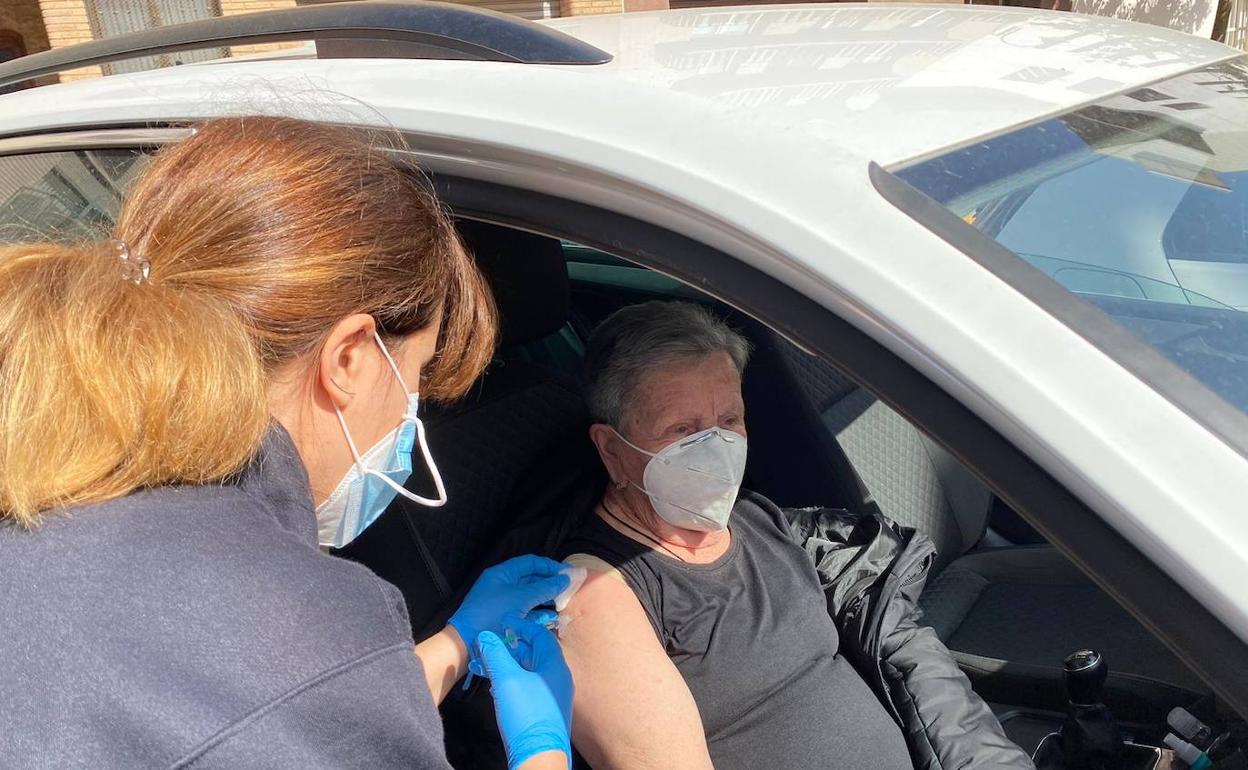 Una mujer recibiendo la primera dosis de la vacuna. 