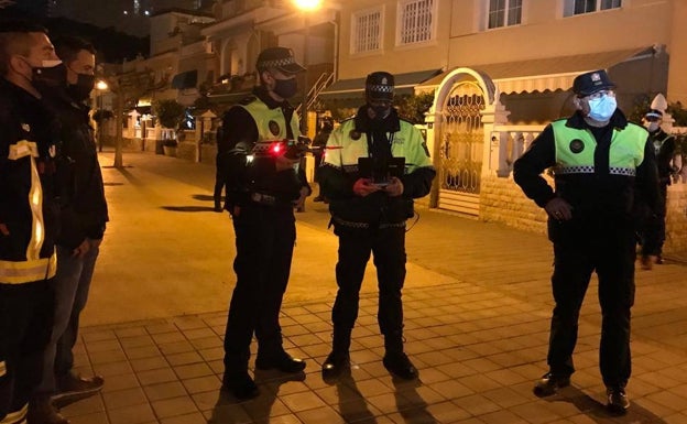 Agentes de la Policía Local manejan un dron para perseguir el botellón y las imprudencias.  