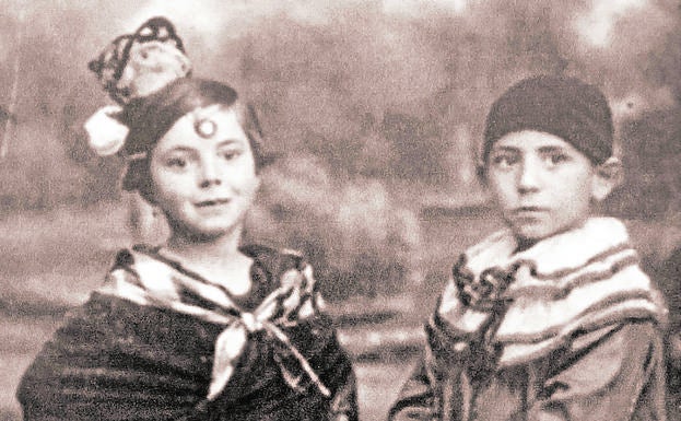 Antonio Ferrandis, de niño, con su prima Teodoreta. 