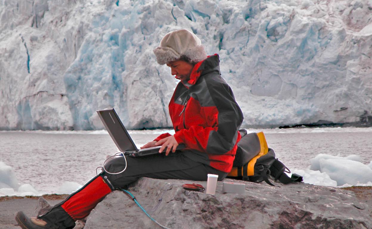 La glacióloga Carmen Domínguez consulta los valores del deshielo glaciar. 