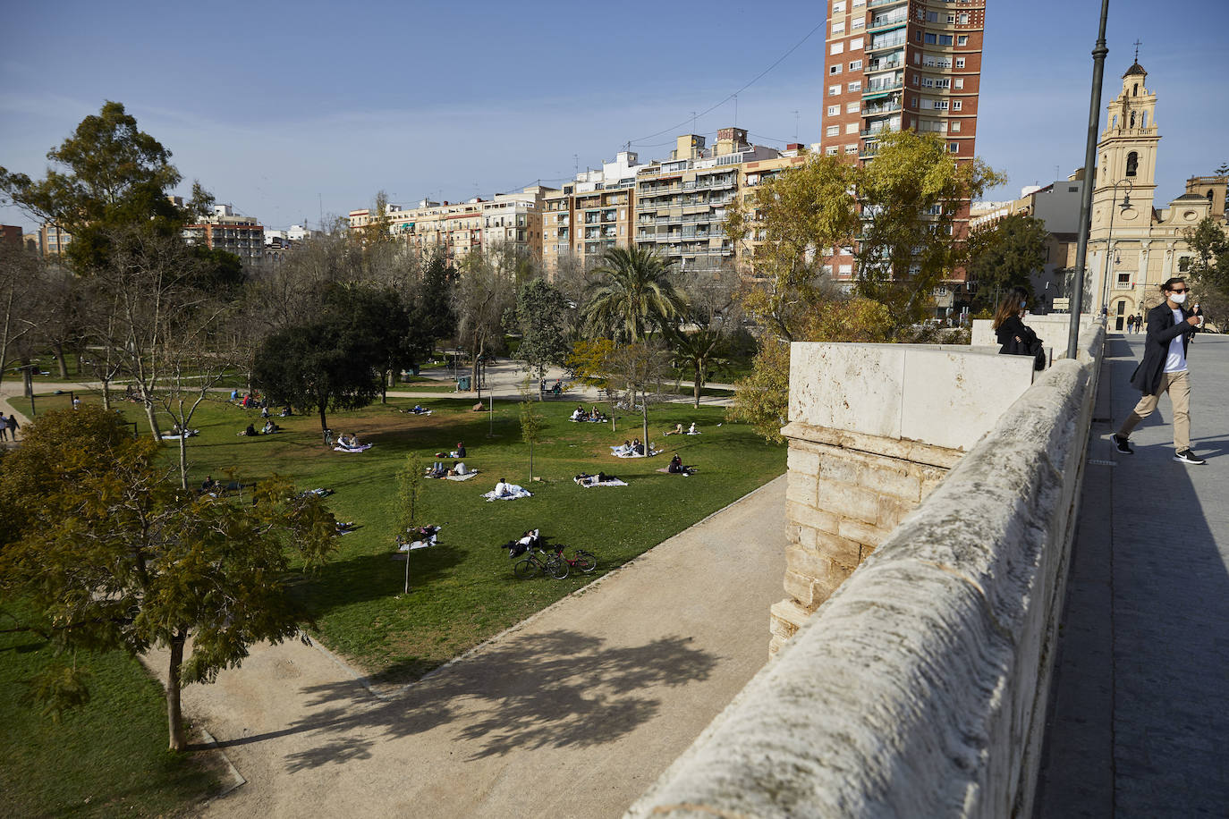 Los valencianos han vivido el último fin de semana de confinamiento perimetral. Han disfrutado de sus momentos de ocio en parques y playas. 