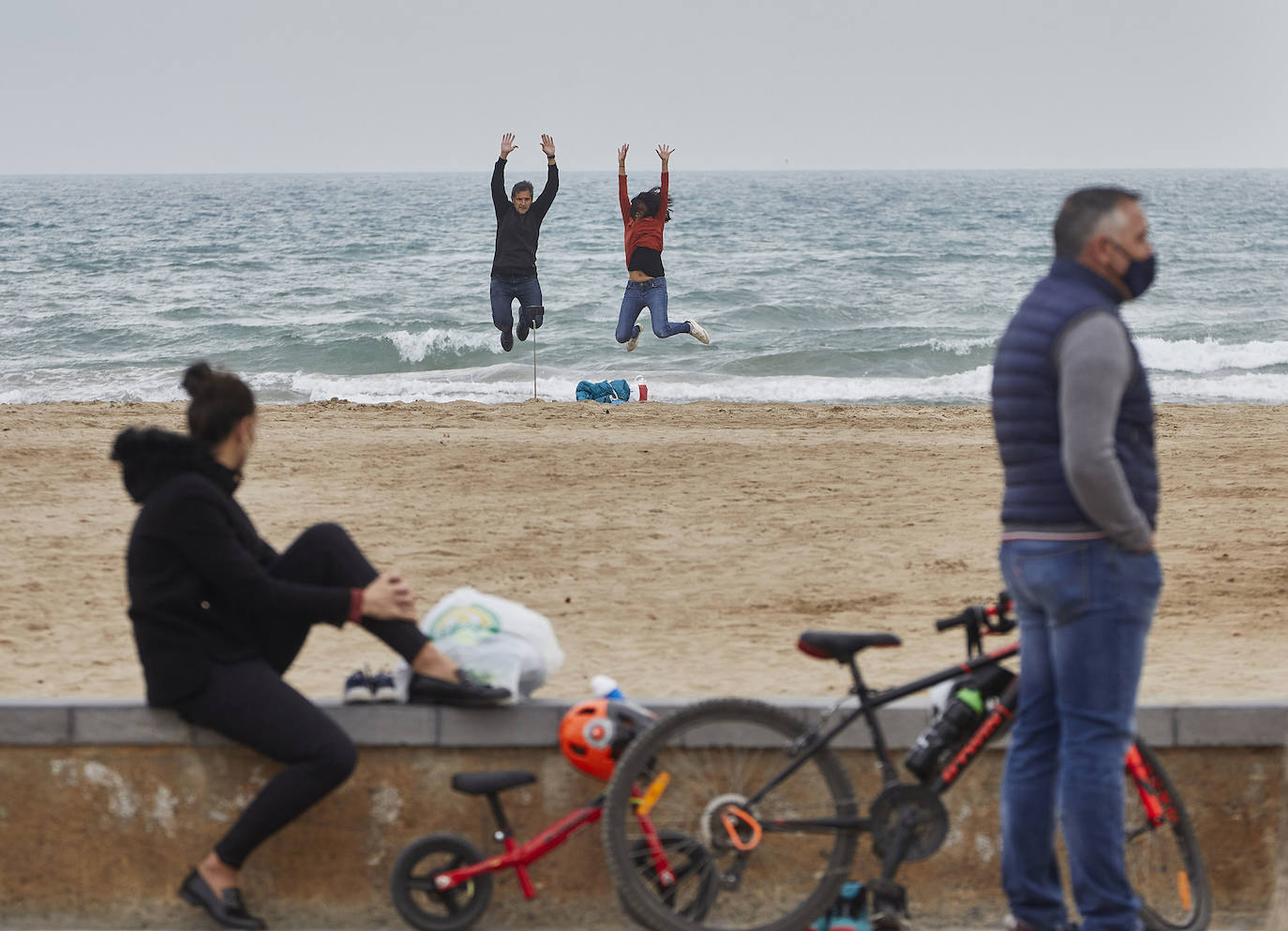 Los valencianos han vivido el último fin de semana de confinamiento perimetral. Han disfrutado de sus momentos de ocio en parques y playas. 