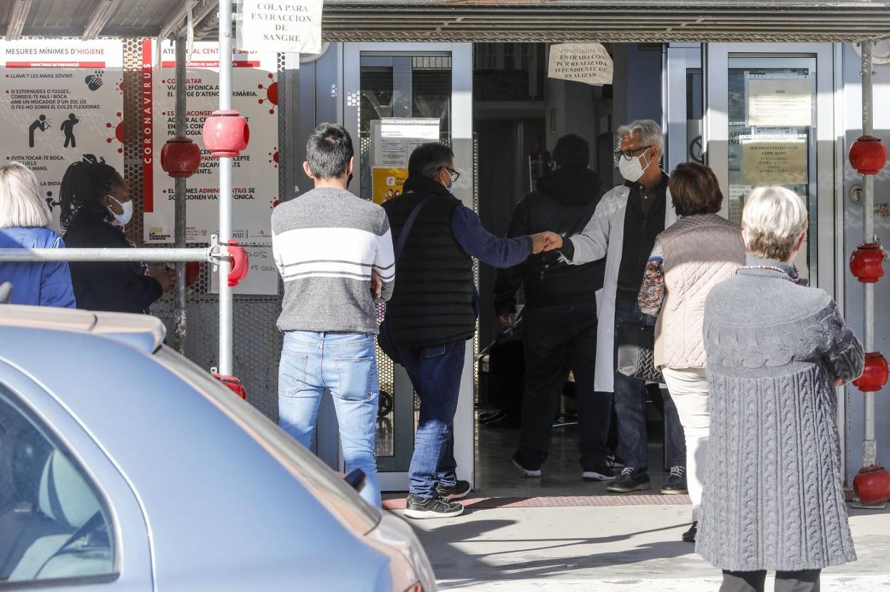 Usuarios hacen cola a las puertas de un centro de salud valenciano. irene marsilla