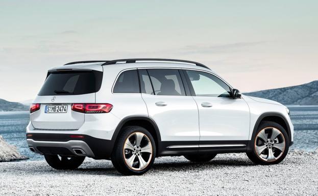 Imagen principal - Nuevo Mercedes Benz SUV GLB 200d desde 175* euros al mes: hasta siete plazas y repleto de tecnología