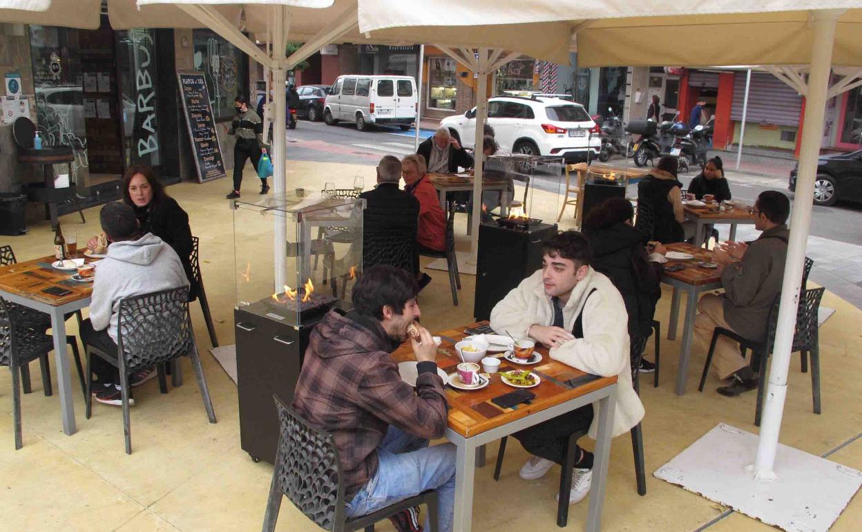 Varios clientes toman el almuerzo en uno de los locales de la Plaza Archiduque Carlos en Dénia. 