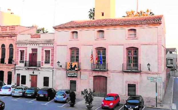 El ayuntamiento de la localidad.