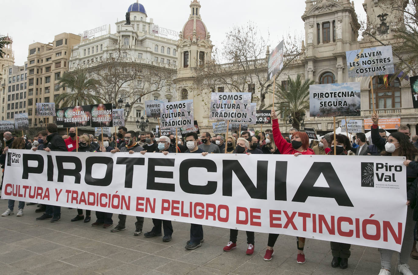 Fotos: La pirotecnia valenciana se concentra para dejar claro que el sector se muere