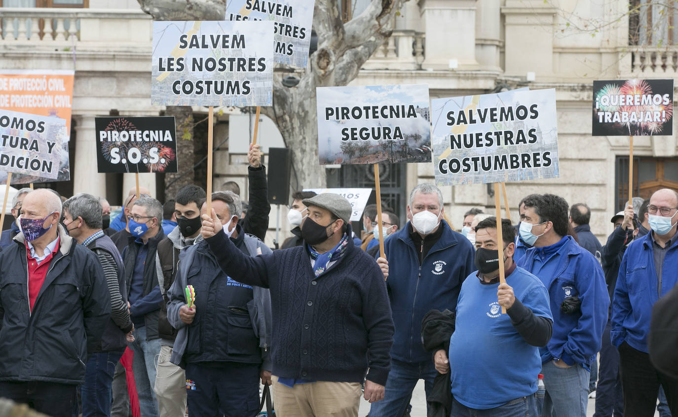 Fotos: La pirotecnia valenciana se concentra para dejar claro que el sector se muere