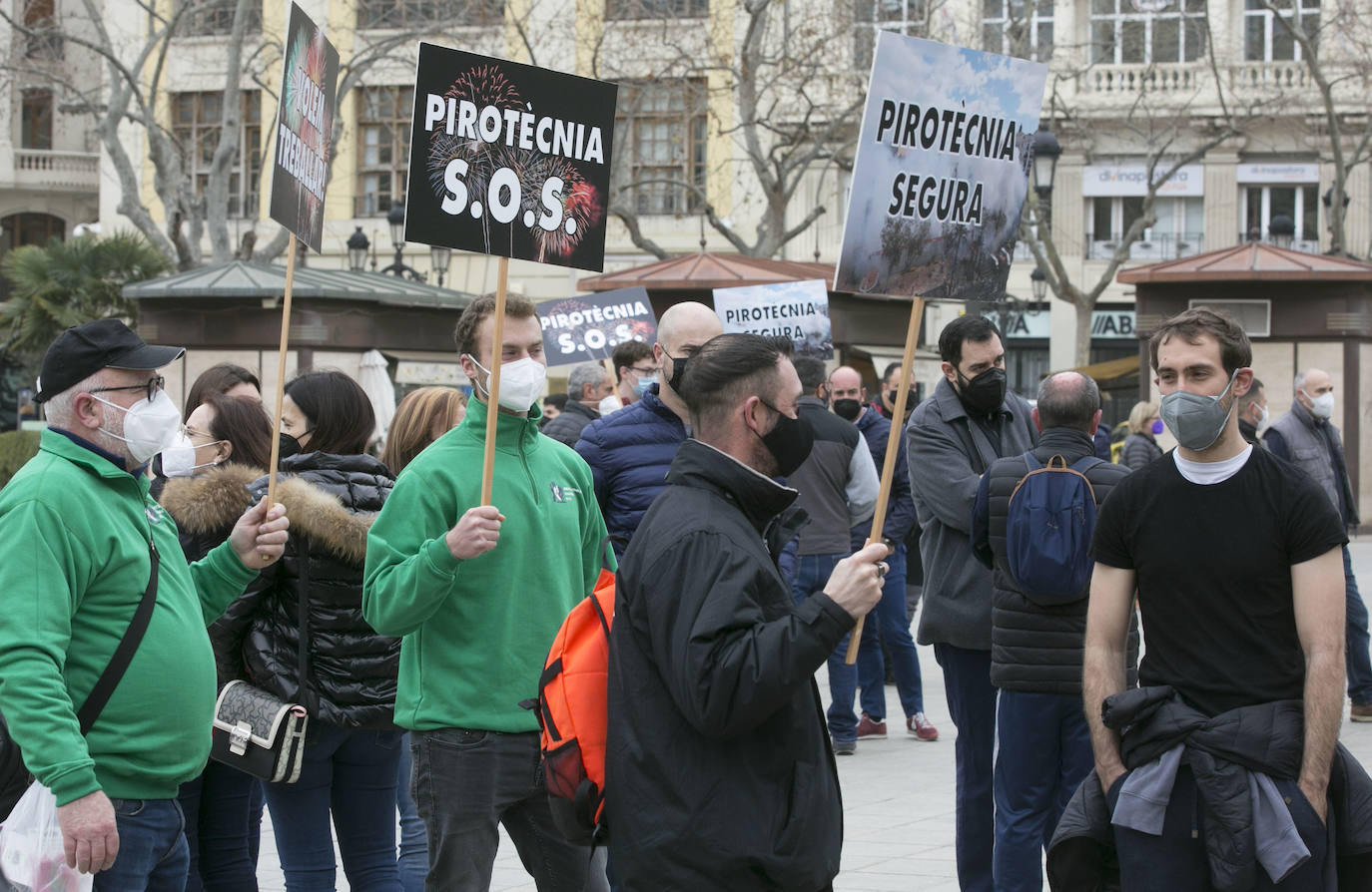 Fotos: La pirotecnia valenciana se concentra para dejar claro que el sector se muere