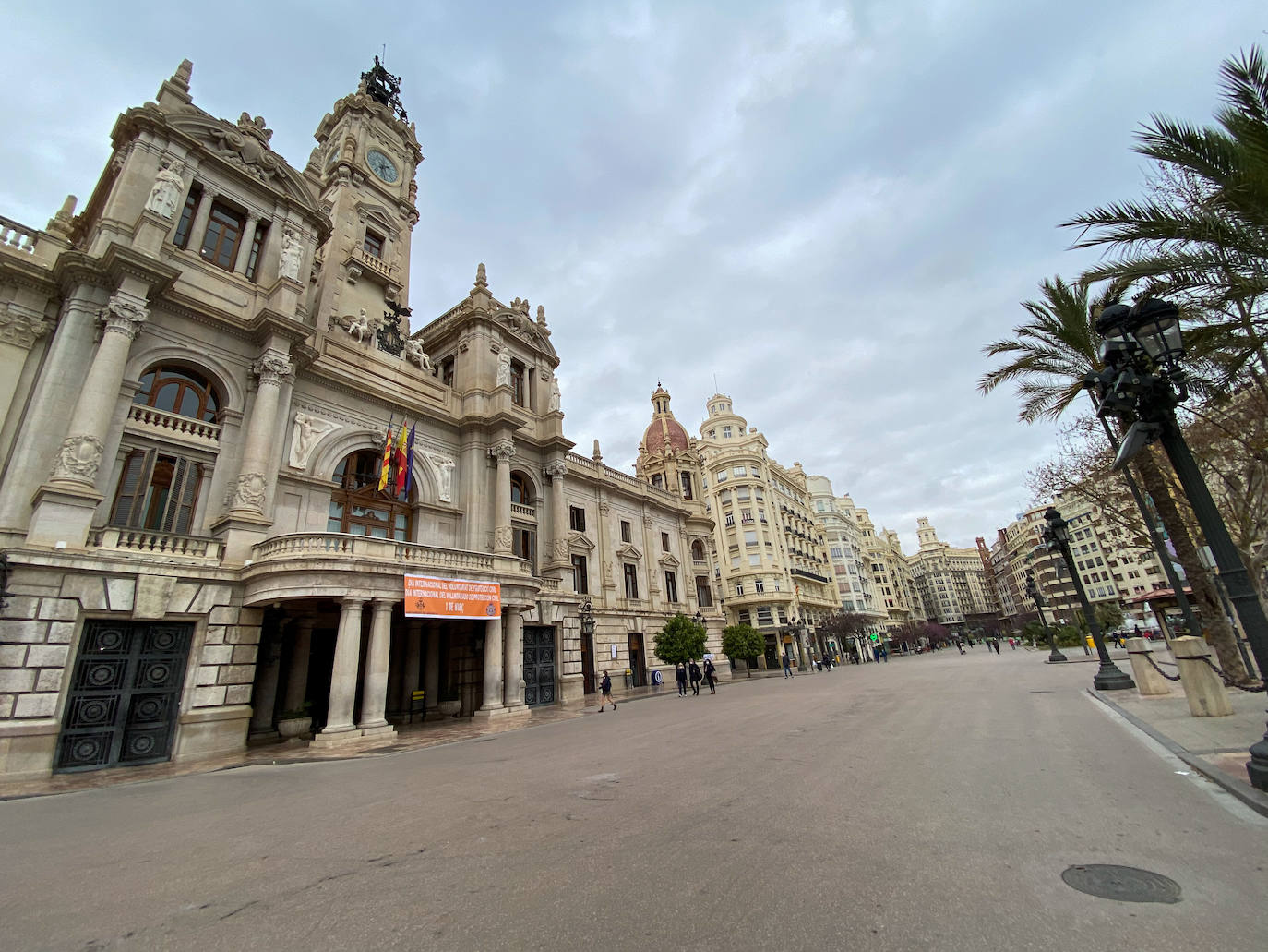 La 'catedral de la pólvora' hoy retumbaba de silencio. Ni música, ni vallas, ni ambiente fallero, ni pirotécnicos ansiosos, ni público expectante. La plaza del Ayuntamiento de Valencia ha vivido el primer 1 de marzo sin mascletà desde hace muchos años. Hasta la fecha sólo se suspendían los disparos por condiciones climatológicas o, especialmente, los atentados del 11-M de Madrid. Este 1 de marzo de 2021 la plaza del Ayuntamiento era lugar de paso de gente con mascarillas. Ni rastro de las Fallas.