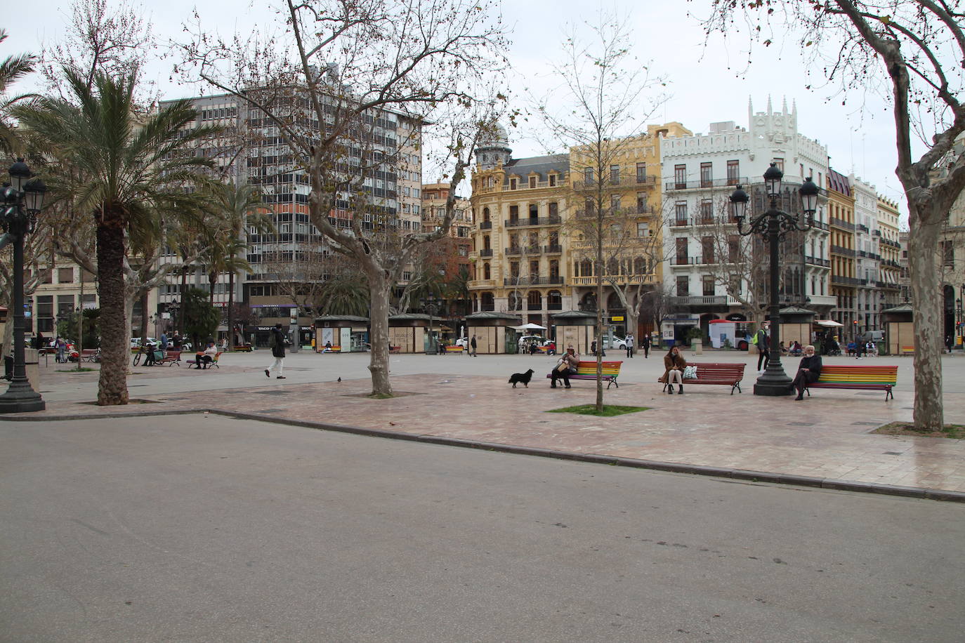 La normalidad ha invadido la plaza del Ayuntamiento. Cualquier diría que es un 1 de marzo, día tradicionalmente fallero. La primera no mascletà del primer año desde la Guerra Civil de no Fallas.