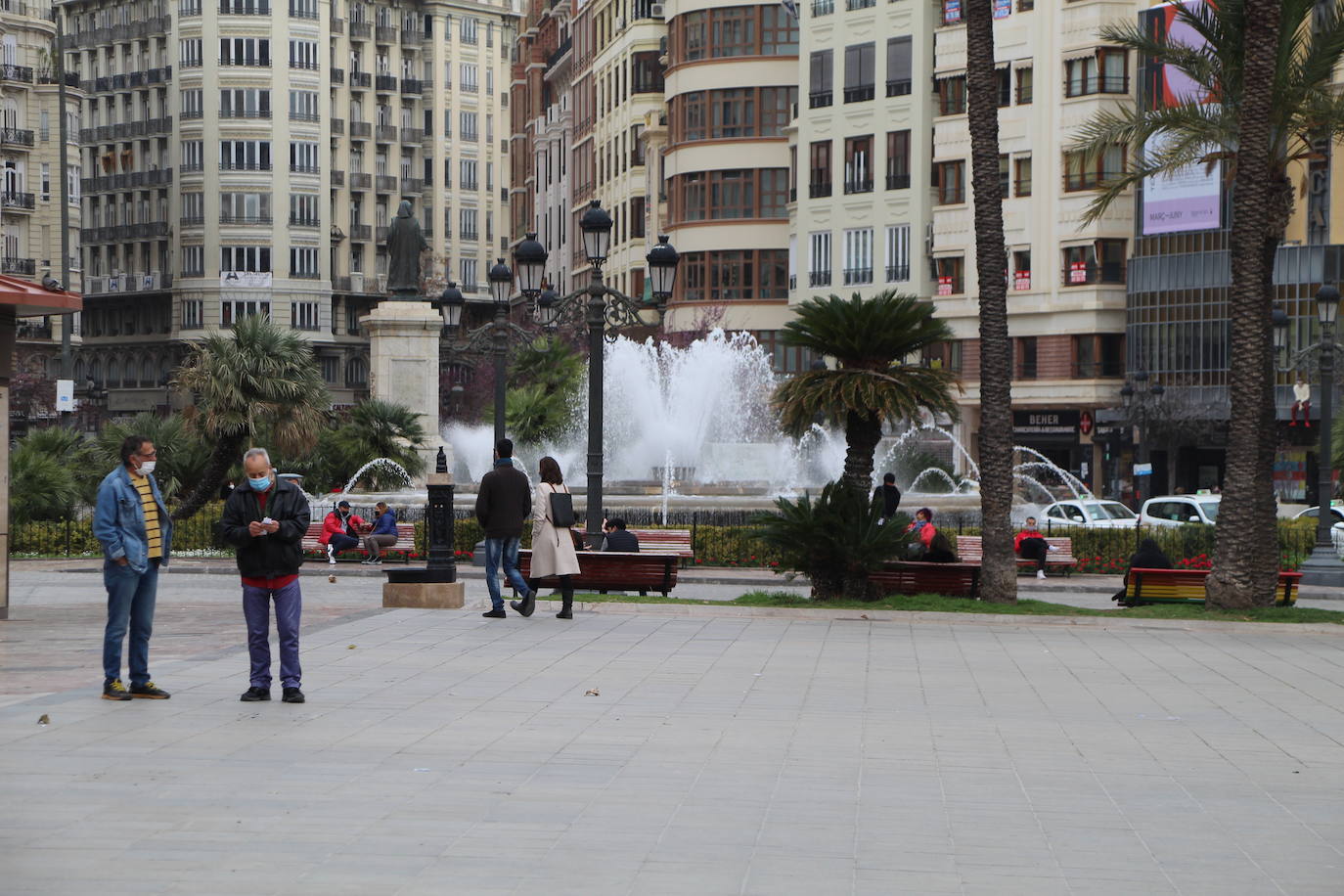 Una pareja de hombres charlaba mirando un papel, mientras otra dirigía sus pasos hacia la calle de la Sangre. La plaza del Ayuntamiento, un lugar de paso, mientras otras personas descansaban y contemplaban la escena desde los bancos que están instalados tanto en la zona en la que se planta la falla municipal como en el resto de la plaza.