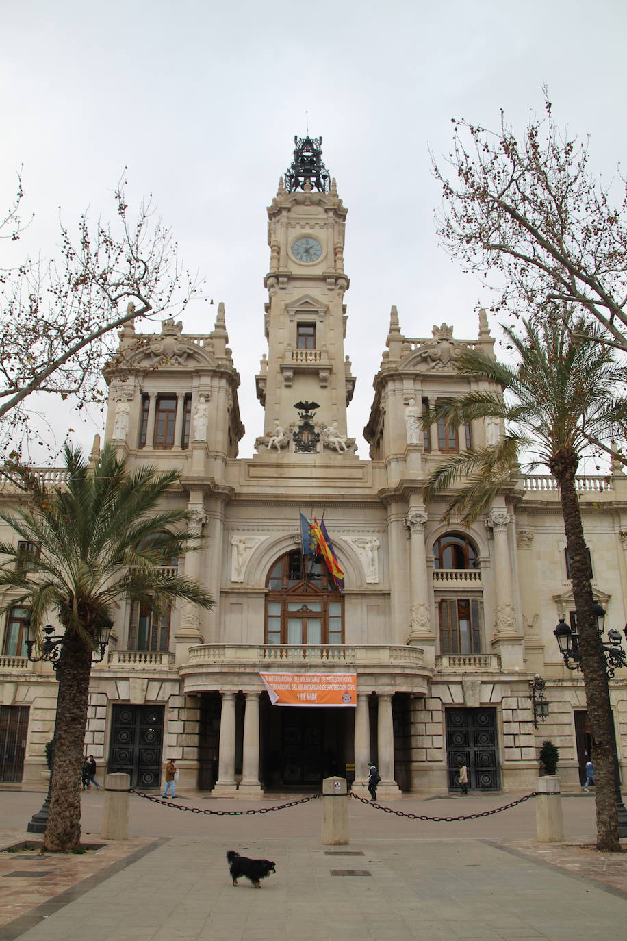 Esta es la imagen que tiene los pirotécnicos antes del disparo. Mirar a la casa consistorial y escuchar a la gente impacientarse cuando se acerca el momento clave. Gente paseando y silencio. No había nada más a esa hora.