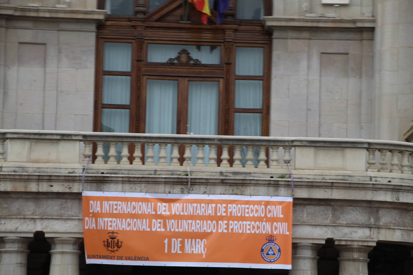 Ni rastro de Fallas. Una pancarta por el día internacional del voluntariado de Protección Civil era el único elemento que daba un tono de color al edificio consistorial.