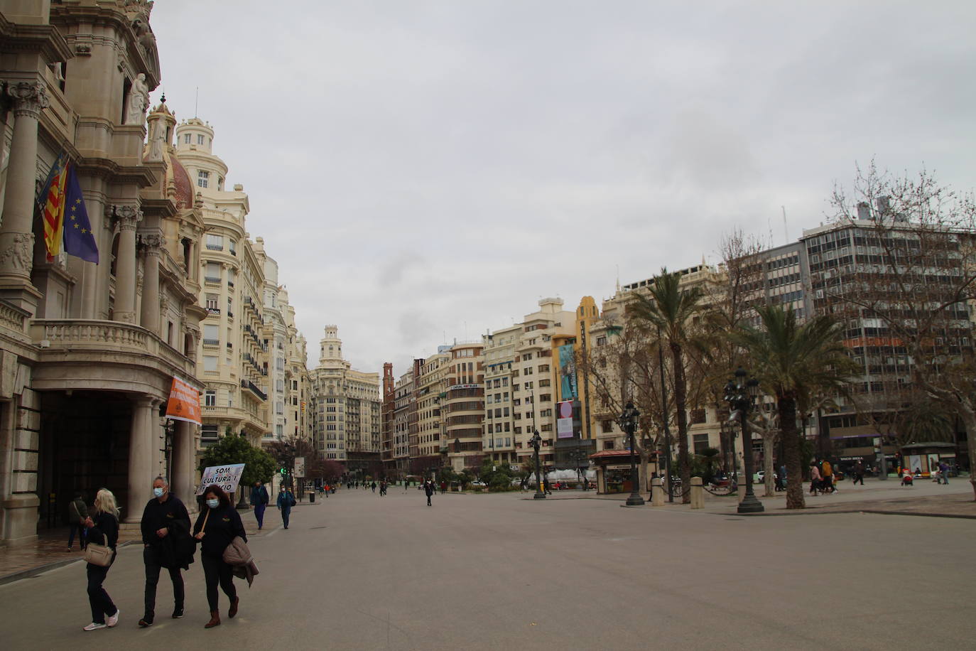 A mediodía ha tenido lugar una protesta del sector pirotécnico. Esa ha sido la único presencia con aroma fallero en la plaza este lunes 1 de marzo. Algunos aún regresaban a sus domicilios a las 14 horas. Otros año, en ese instante se celebraba la primera de las 19 mascletàs que conformaban el calendario de disparos en el centro de la ciudad. 