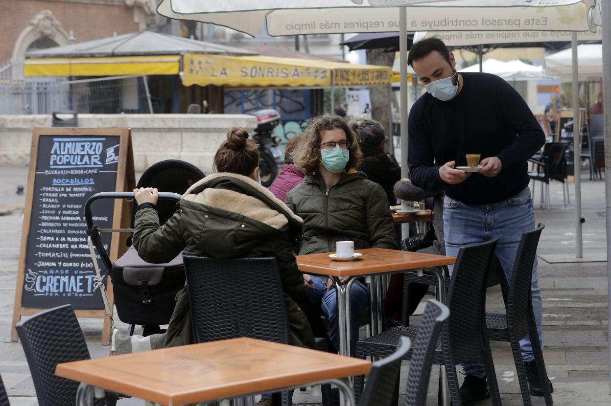 Una pareja comparte un café en una terraza de Valencia en la reapertura de locales. irene marsilla