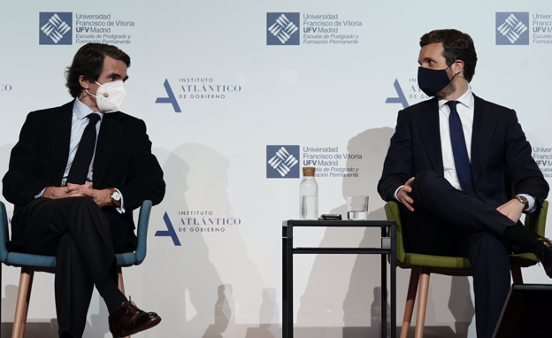 Aznar y Casado, durante el coloquio en la Universidad Francisco de Vitoria. Efe / EP