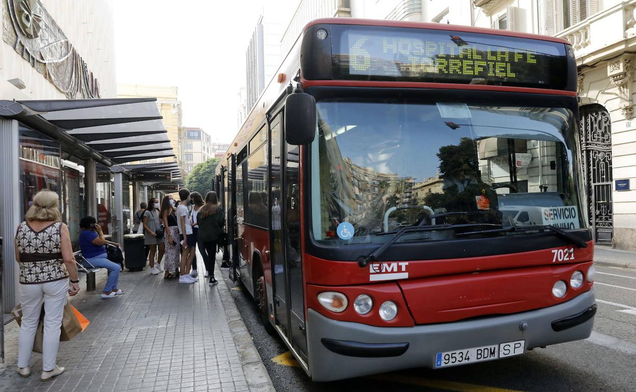 Un autobús de la EMT recorre la calle Barcas.