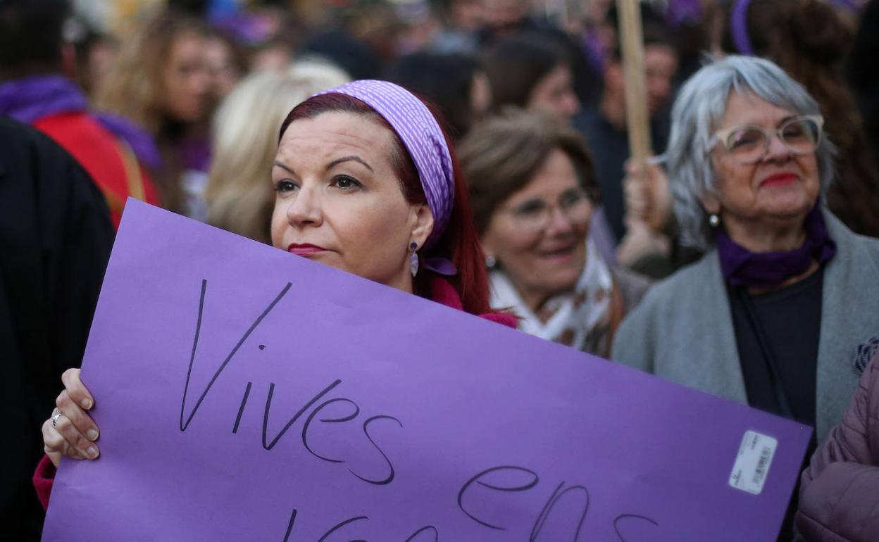 Mujeres con pancartas en la manifestación del 8-M del año pasado en Valencia. 