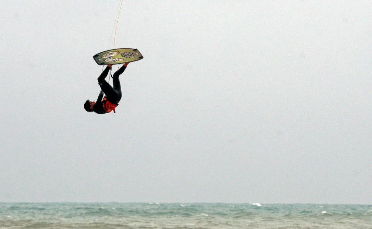 Kitesurfista en la playa de la Malvarrosa.