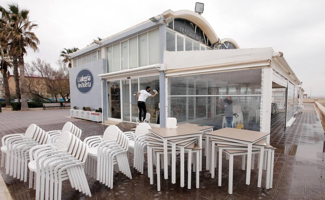 Trabajadores de un restaurante cerrado en febrero. 