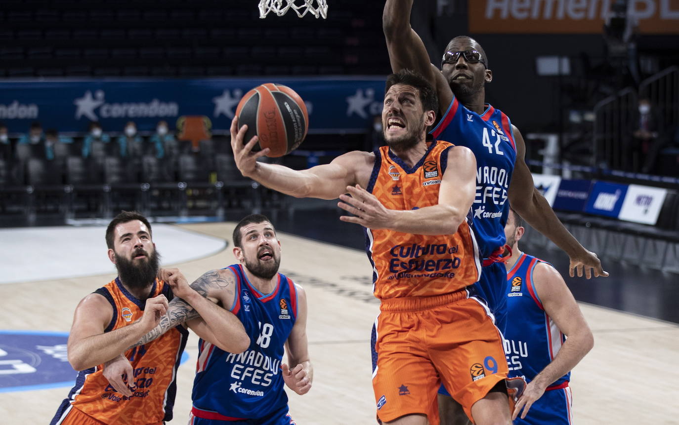 Fotos: Las mejores imágenes del Anadolu Efes-Valencia Basket