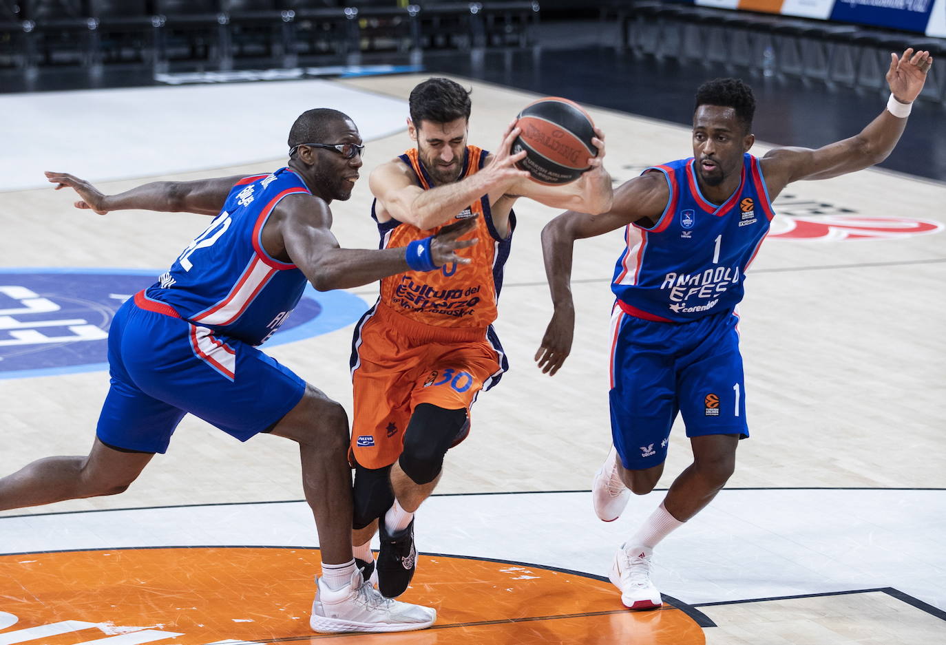 Fotos: Las mejores imágenes del Anadolu Efes-Valencia Basket