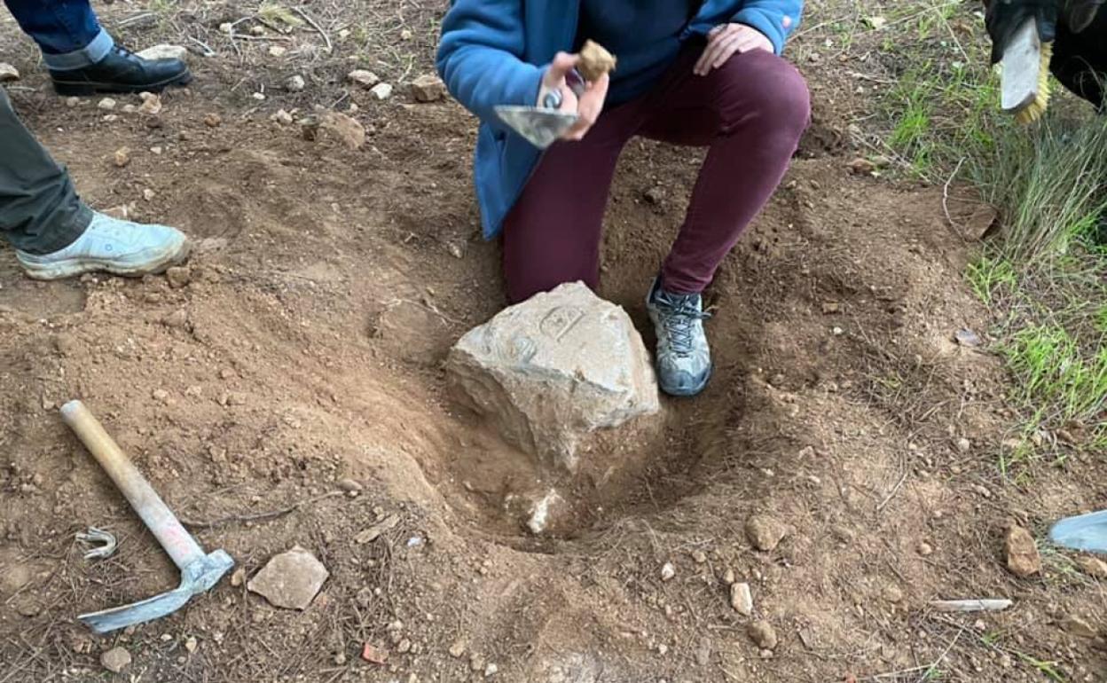 La arqueóloga municipal analiza la lápida en Alberic. 