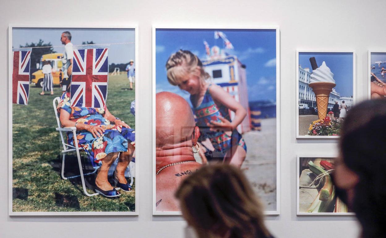 La obra del fotógrafo Martin Parr se exhibe por primera vez en Valencia. 