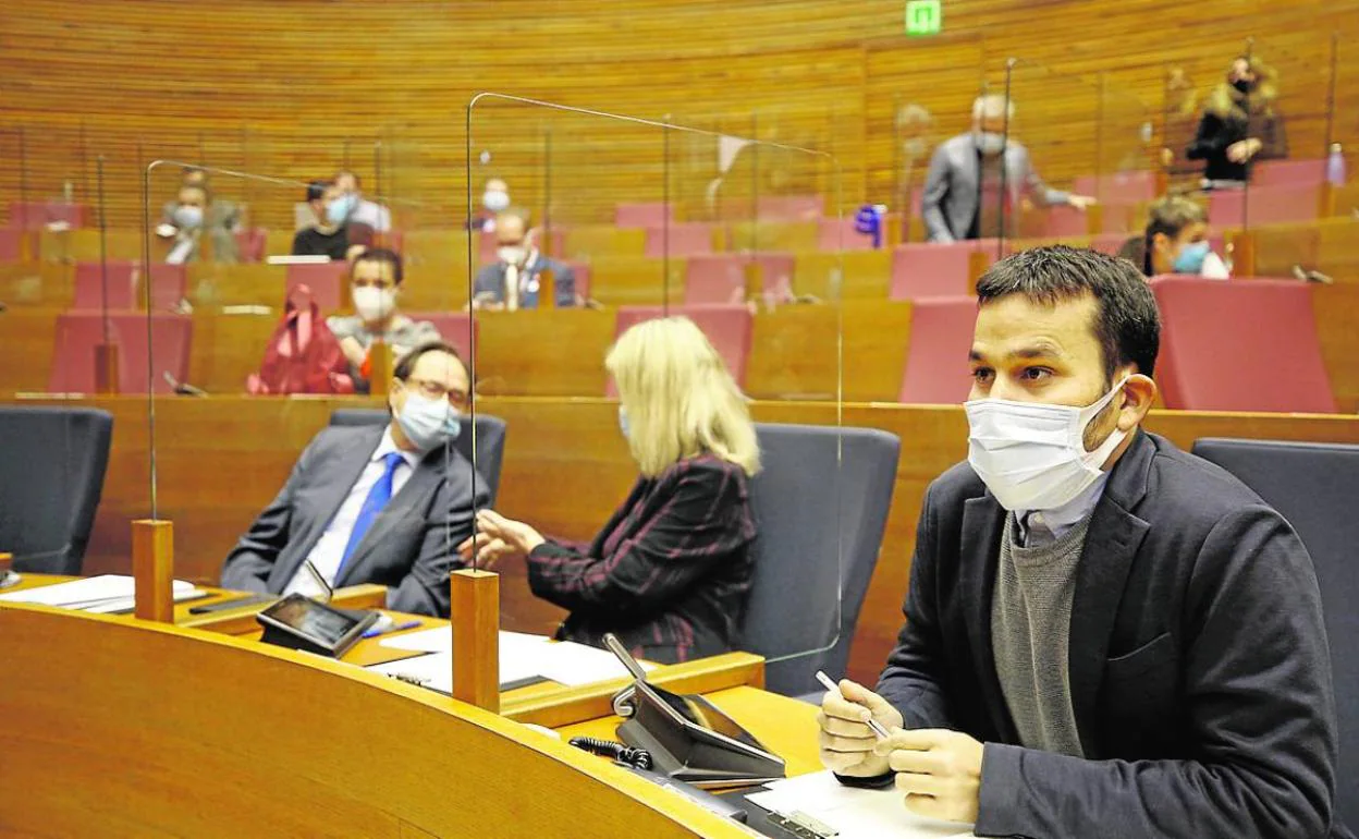 El conseller Vicent Marzà, en Les Corts. 