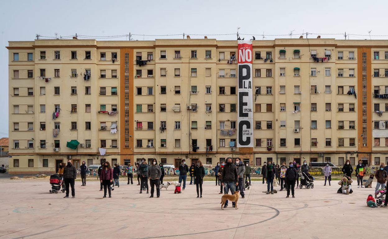 Una pancarta gigante contra el plan del Cabanyal