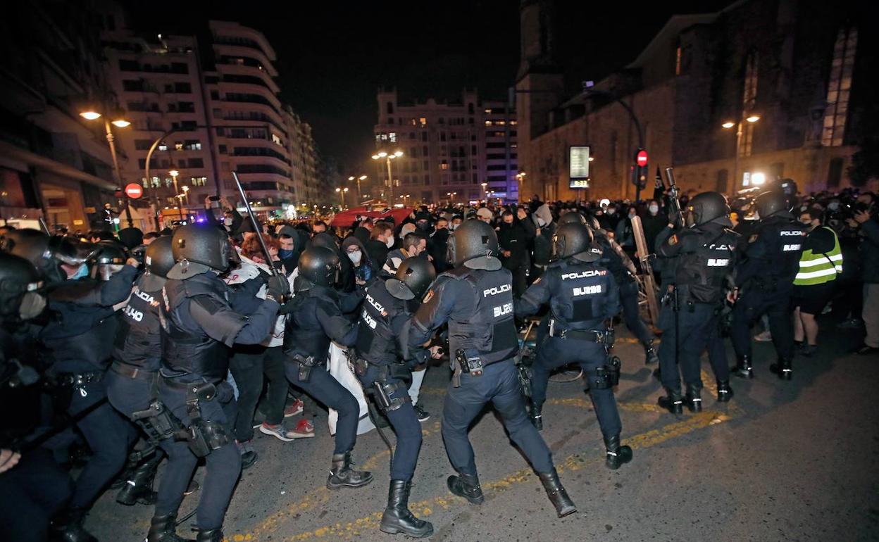 Carga policial en la manifestación por Hasel en la plaza de San Agustín el pasado día 18. 