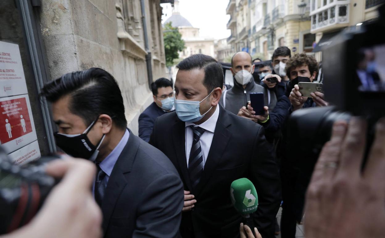 Joey Lim y Murthy, antes de la reunión con Puig