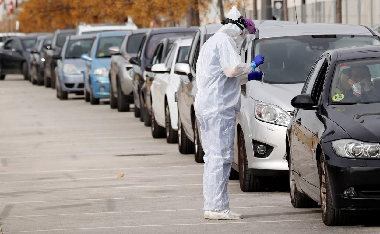 Una sanitaria realiza pruebas PCR en Valencia