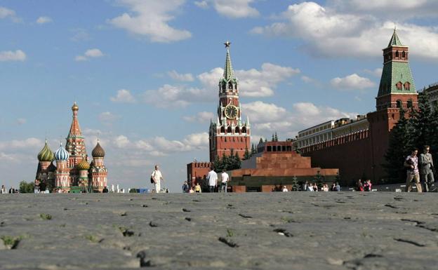 Imagen principal - Arriba, el Kremlin visto desde la Plaza Roja con la catedral de San Basilio al fondo; en el medio, un soldado con un halcón ante una de las catedrales del recinto; y estatua de Stalin en su sepultura, junto a la muralla.