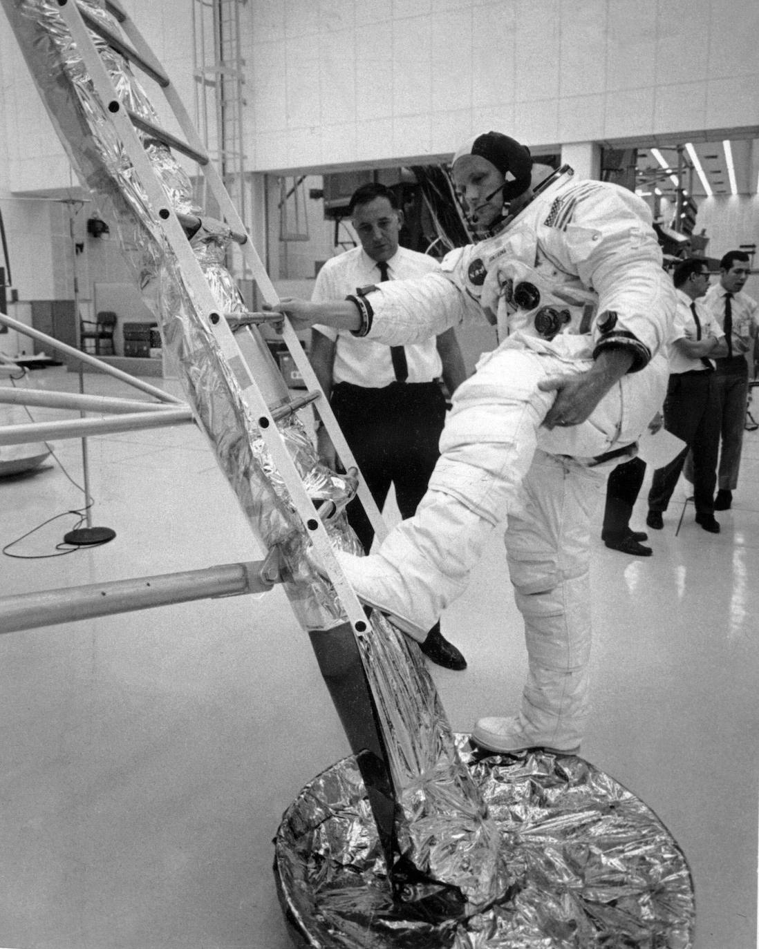 El astronauta estadounidense Neil Armstrong, que será el primer hombre en caminar sobre la superficie de la Luna durante la misión lunar Apolo 11, hace un ensayo en el Centro Espacial Cape Kennedy el 15 de julio de 1969 el día antes del lanzamiento.