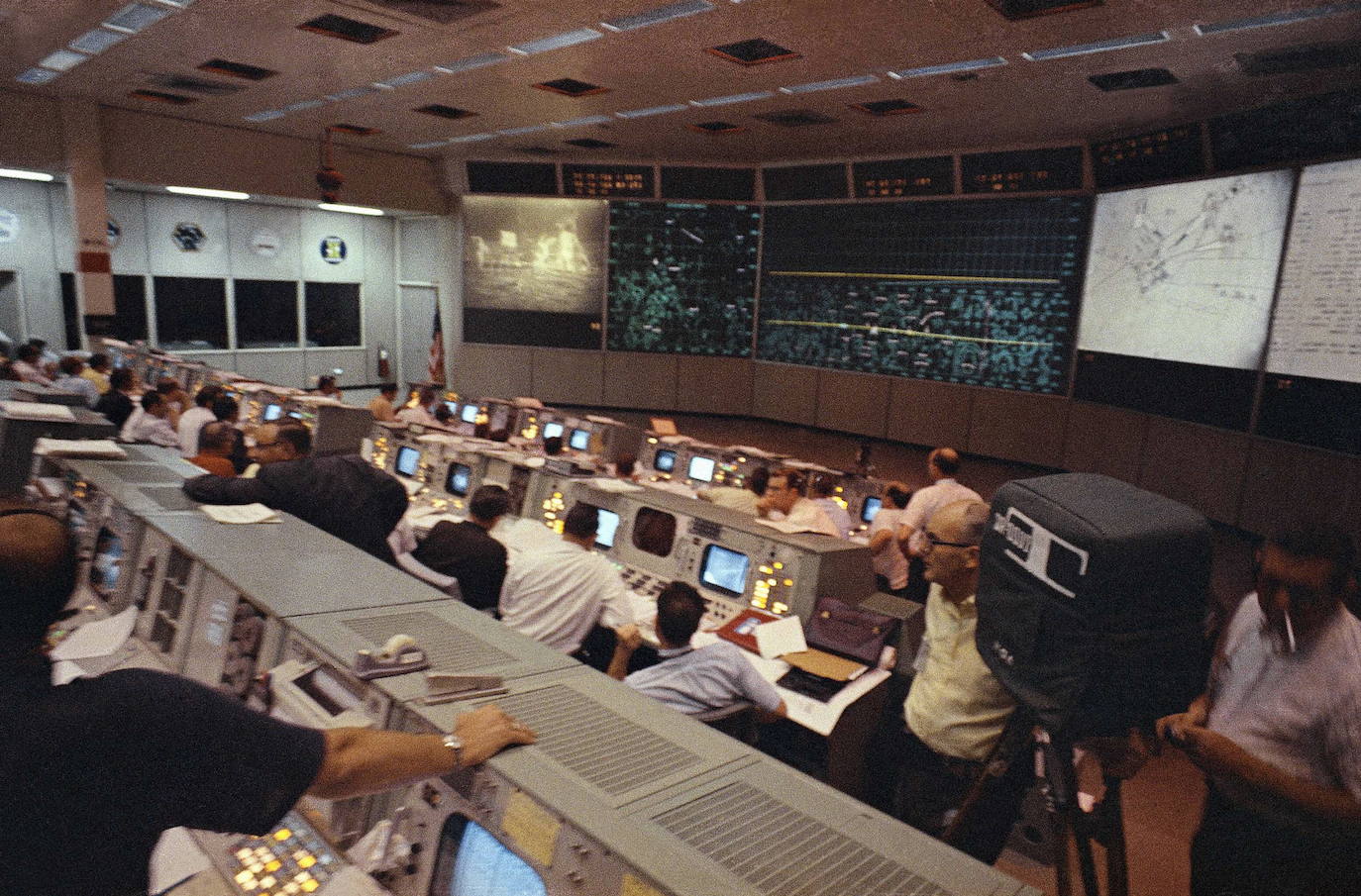 Centro de control de la NASA durante el histórico vuelo espacial del Apolo 11 a la Luna, en julio 1969.