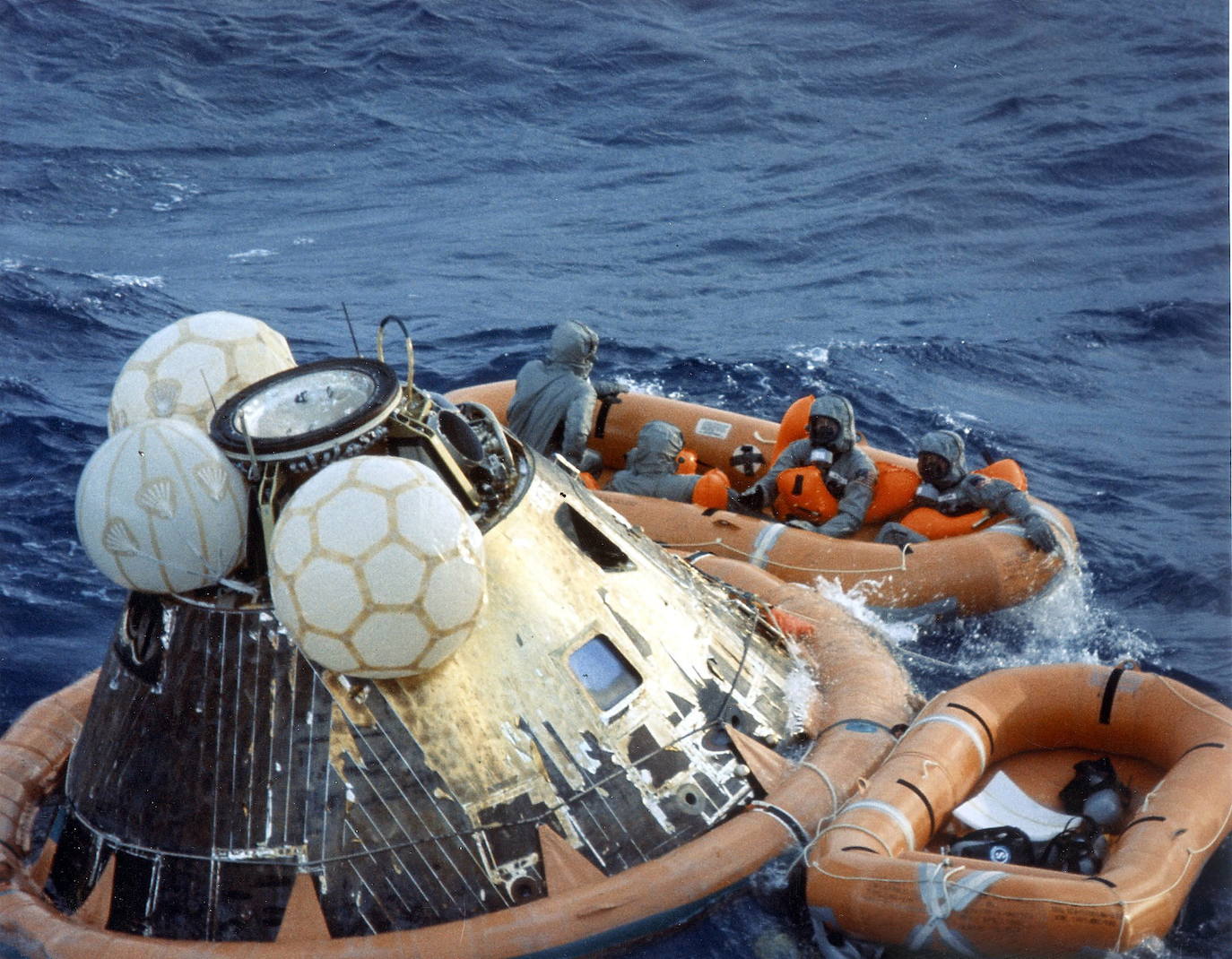 El 24 de julio de 1969, a las 16.49 GMT, regresó a la Tierra la cápsula con los astronautas de la misión Apolo 11, recogida en el Océano Pacífico a 1.500 kilómetros al sur de Hawái. Hace ahora 52 años.