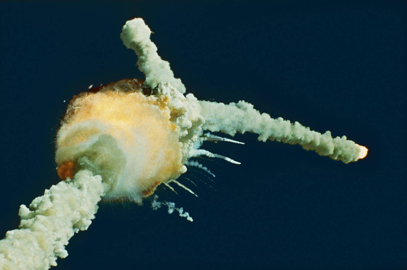 Desintegración del transbordador espacial Challenger, segundos después de su despegue.