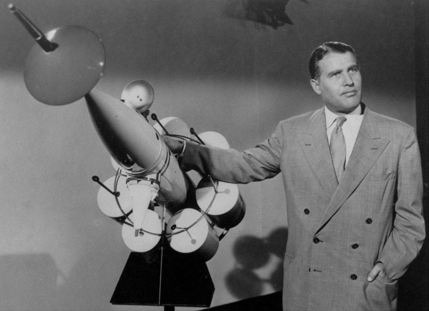 Wernher von Braun, científico alemán, creador de las bombas V-2 y miembro del equipo de científicos que desarrolló el programa Apolo de la NASA.